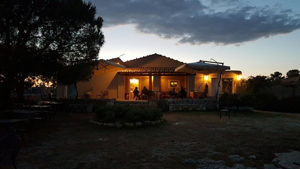 Avola Antica Villa Luaran gambar